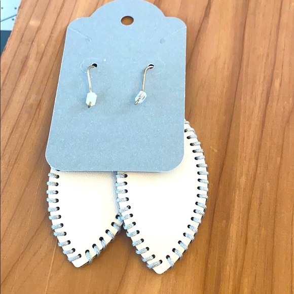 Beige and grey cut leather fashion earrings - Picture 4 of 5